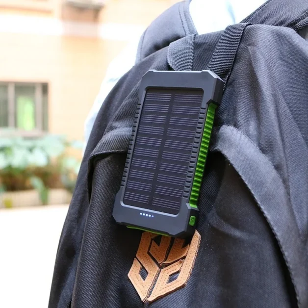 Hanging it on your backpack is a strategy to keep the solar panel exposed to light, but the energy captured is not enough to charge the battery (Image: Reproduction / AliExpress)