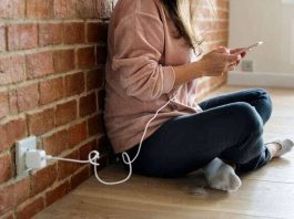 Why you must Stop using your phone while charging it