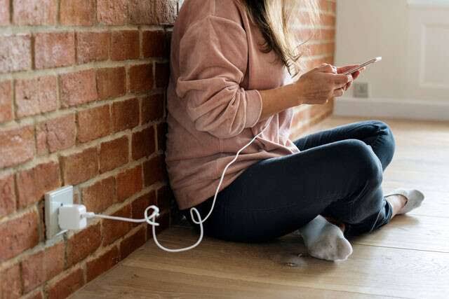 Why you must Stop using your phone while charging it